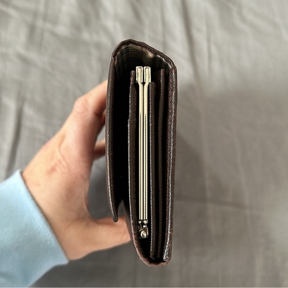 Authentic Burberry Long Wallet with Kisslock. Overall very nice and clean. - Picture 5 of 9